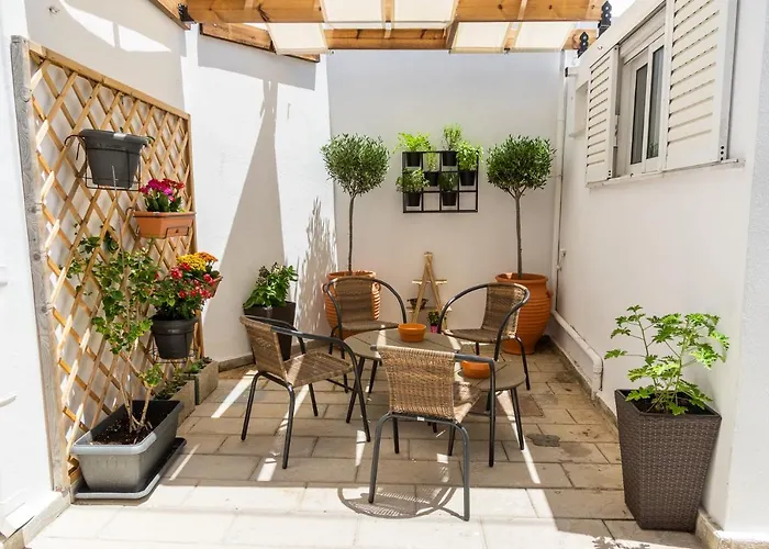 Islanders Yard Apartments
